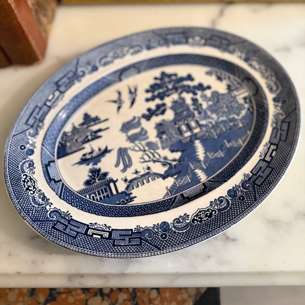 angled side view of the 12 inch Blue Willow ironstone platter showing the rim.